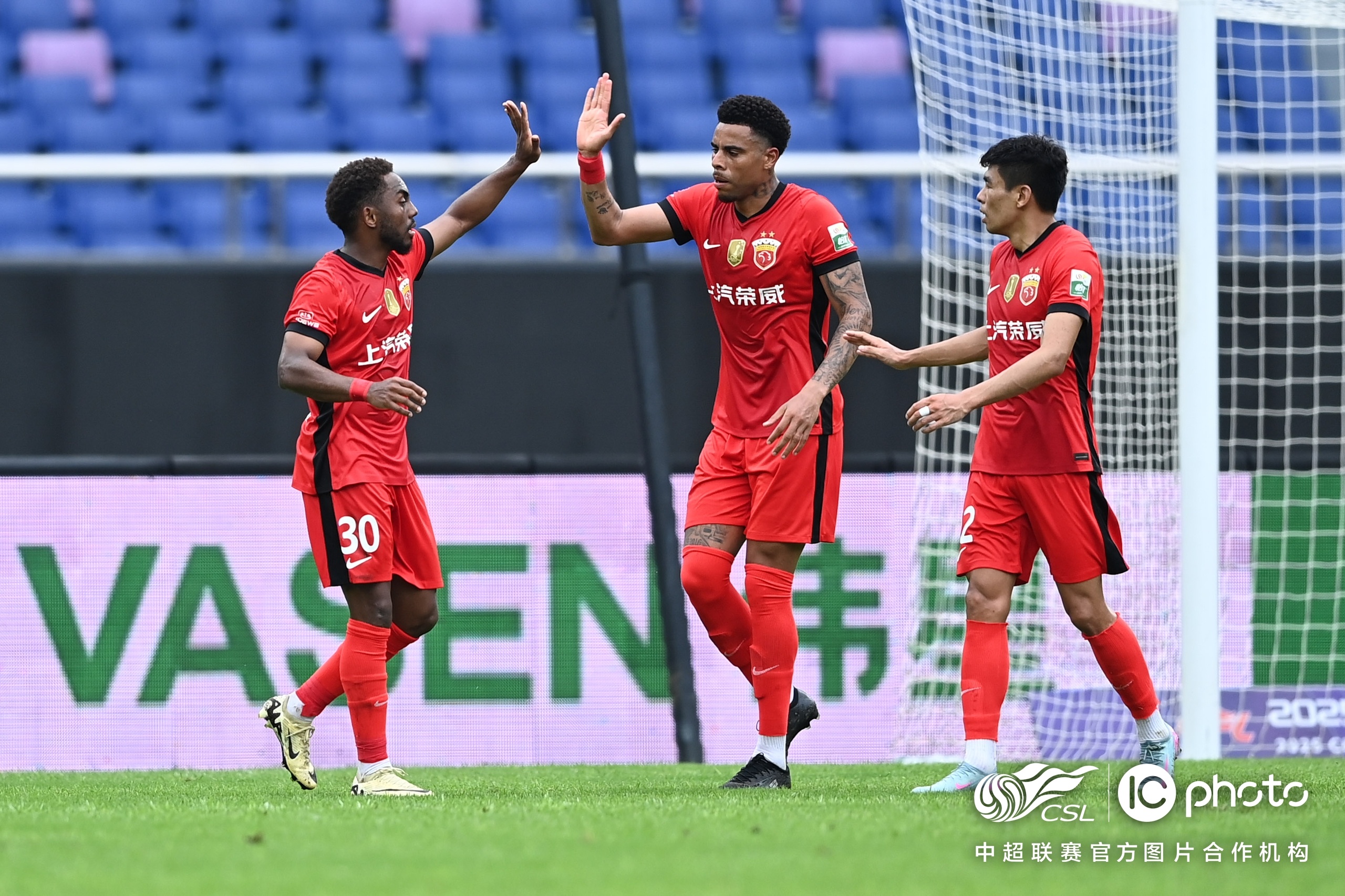 冲刺阶段全明星赛焦点战，上海海港强势反弹，气氛紧张，年轻球员得到机会的简单介绍-米兰电竞